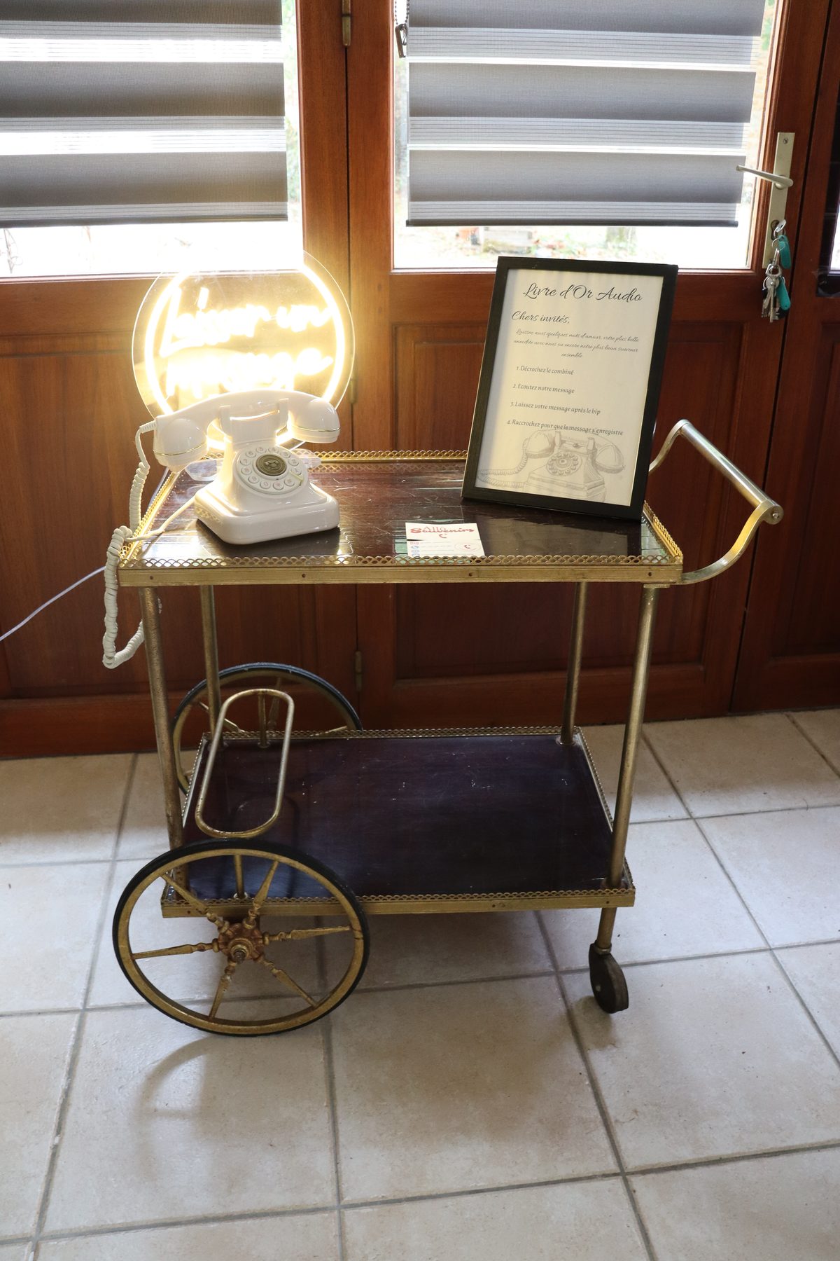 Servante vintage dorée avec le livre d'or audio installé