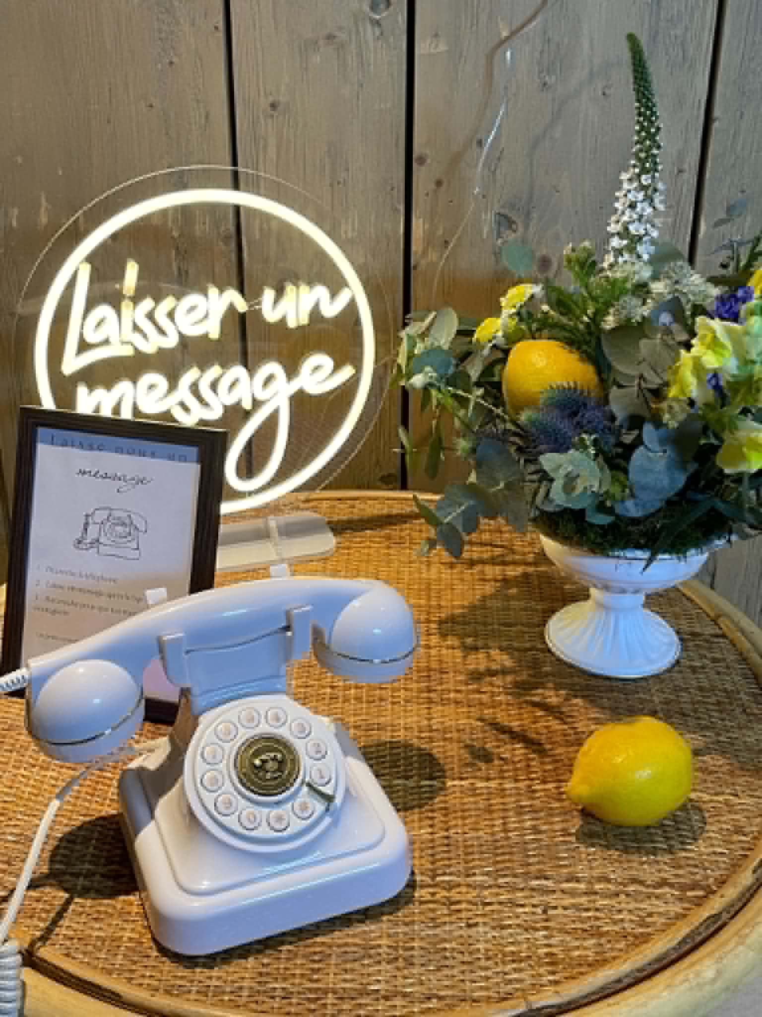 Invités enregistrant un message vocal sur téléphone vintage en Saône-et-Loire