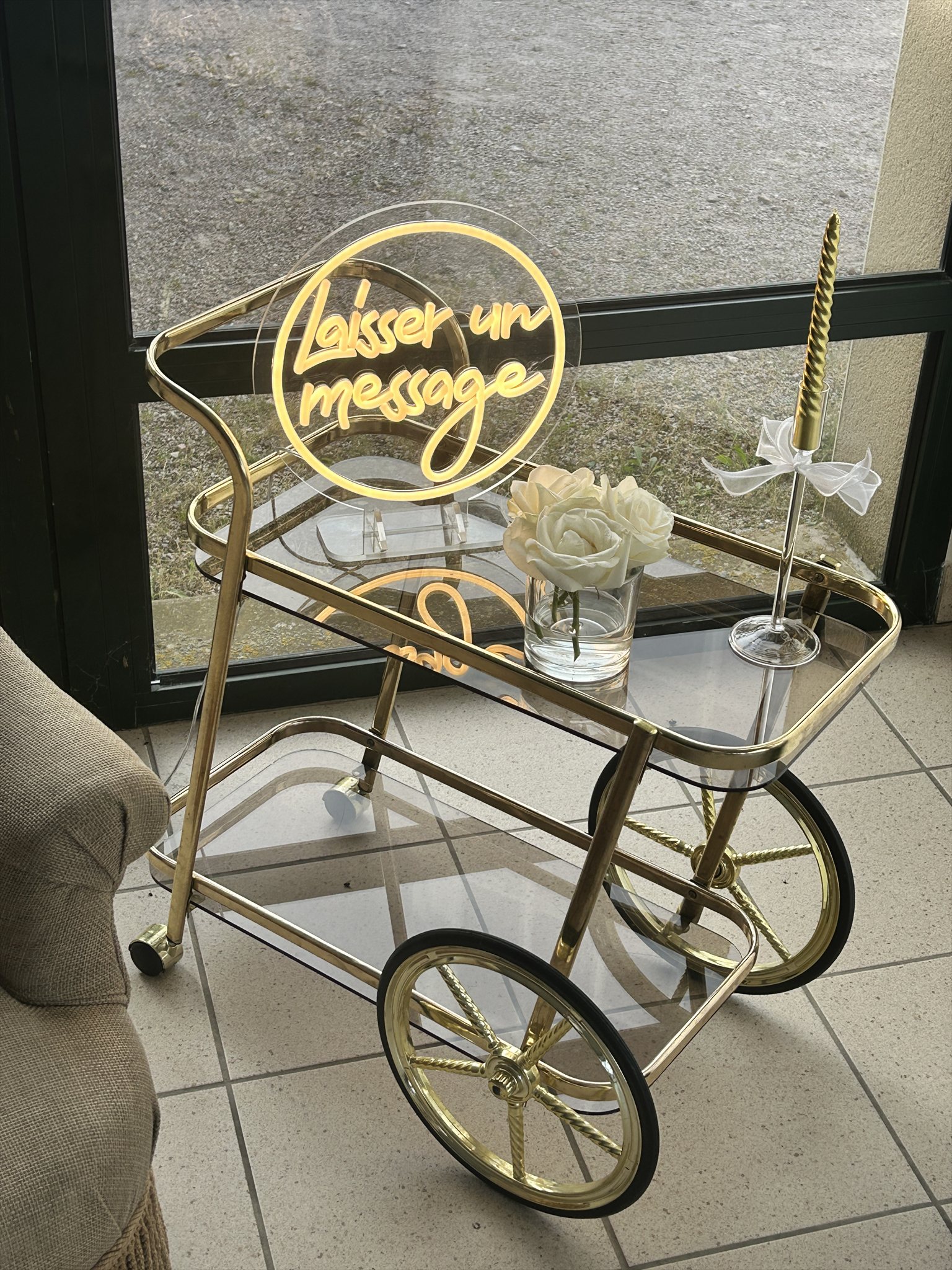 Desserte dorée avec néon Laisser un message en décoration de mariage