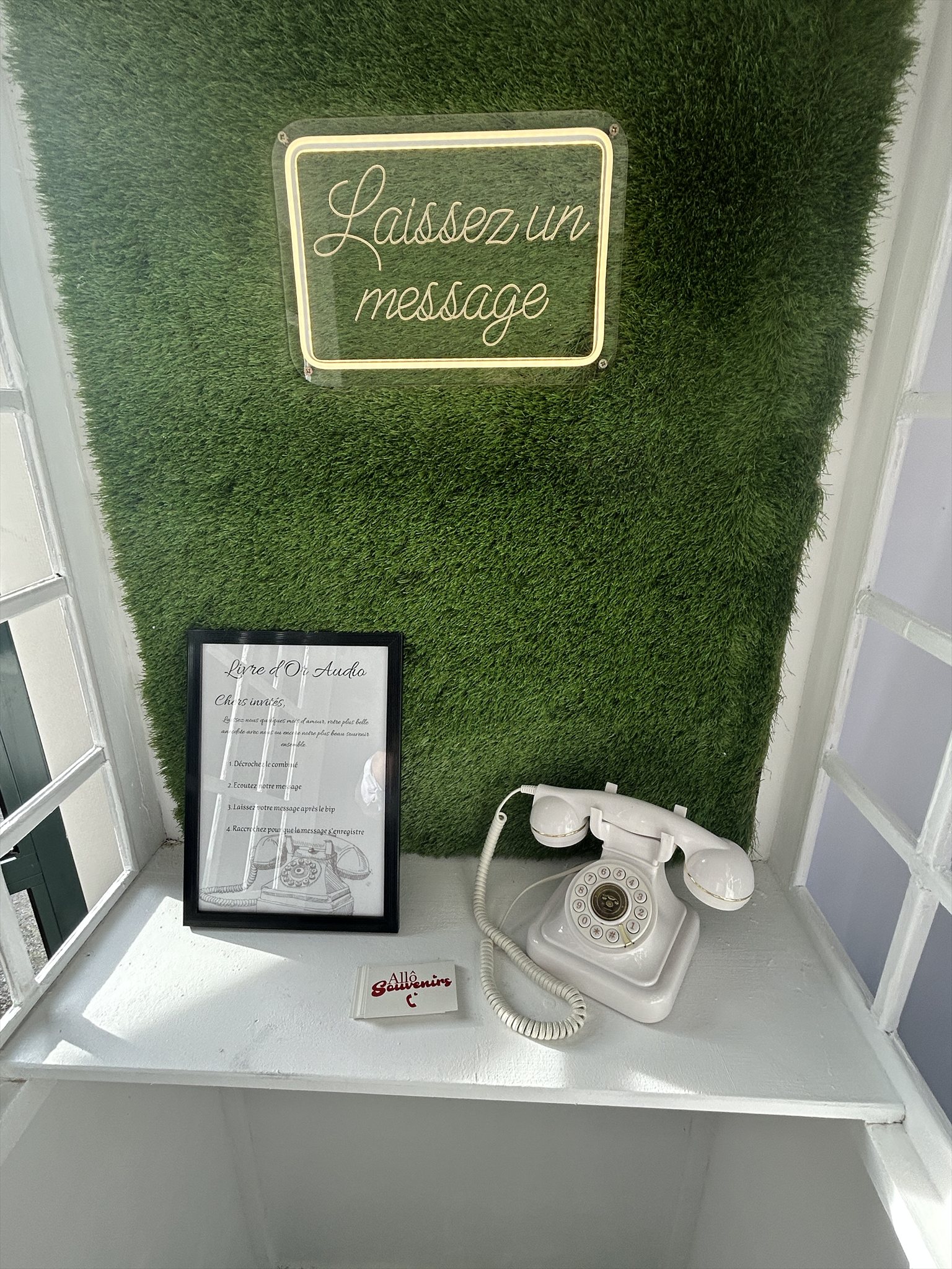 Espace livre d'or audio avec téléphone vintage blanc lors d'un mariage à Beaune
