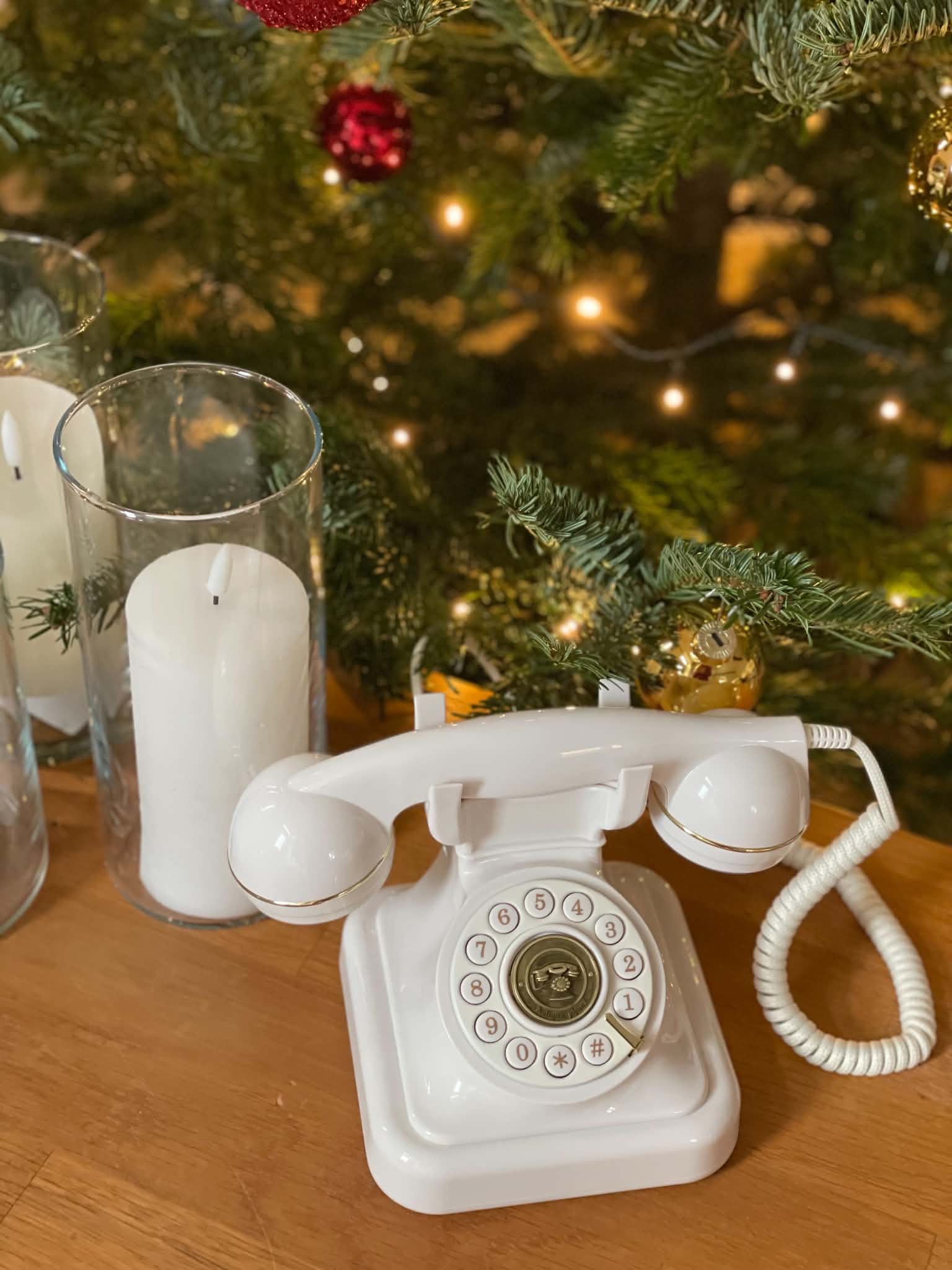 Téléphone vintage rose posé lors d'un mariage à Chalon-sur-Saône